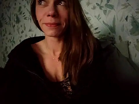 Snapshot of Mimakario chatting on 11/23/25, 10:09 Mimakario online show from 11/23/25, 10:09