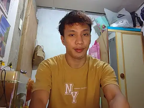 Snapshot of newgys chatting on 03/11/26, 09:43 newgys online show from 03/11/26, 09:43