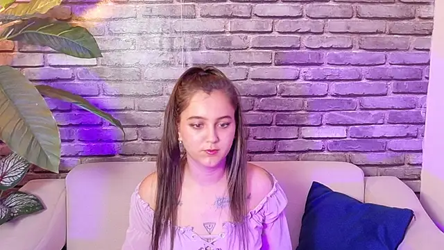 Snapshot of _ivone chatting on 11/17/25, 06:57 ivone online show from 11/17/25, 06:57