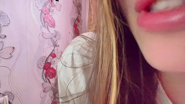 Snapshot of KristinaScott chatting on 11/28/25, 11:24 KristinaScott online show from 11/28/25, 11:24