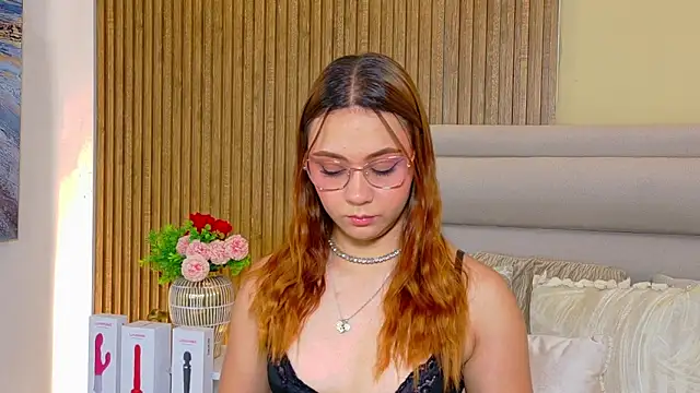 Snapshot of LondraBlush chatting on 06/19/26, 12:42 LondraBlush online show from 06/19/26, 12:42