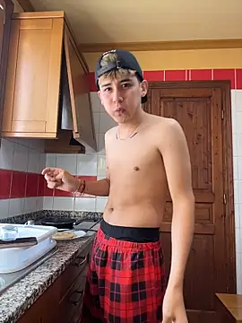 Snapshot of Noah21_ chatting on 12/22/25, 12:46 Noah21 online show from 12/22/25, 12:46