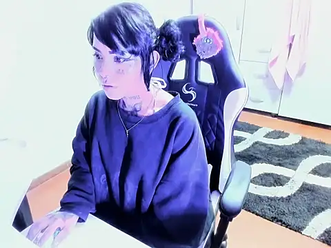 Snapshot of Zombitch chatting on 11/25/25, 09:37 Zombitch online show from 11/25/25, 09:37