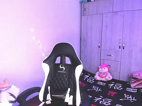 Snapshot of Zombitch chatting on 12/15/25, 06:56 Zombitch online show from 12/15/25, 06:56