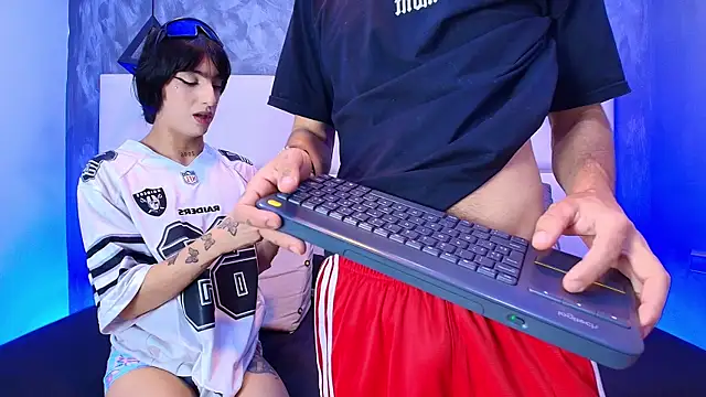 Snapshot of Loversinfire2 chatting on 12/13/25, 10:48 Loversinfire2 online show from 12/13/25, 10:48