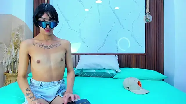 Snapshot of Loversinfire2 chatting on 12/21/25, 10:50 Loversinfire2 online show from 12/21/25, 10:50