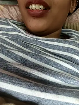 Snapshot of Hena_06 chatting on 12/20/25, 09:05 Hena 06 online show from 12/20/25, 09:05