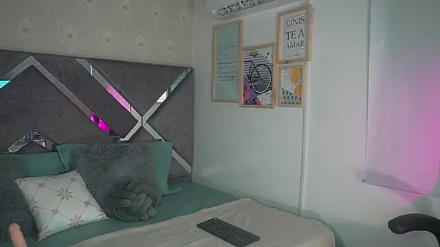 AlinnaJohnson online show from 04/25/26, 01:41