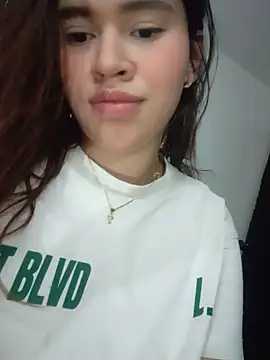 Snapshot of emy_ross_ chatting on 12/14/25, 05:02 emy ross online show from 12/14/25, 05:02