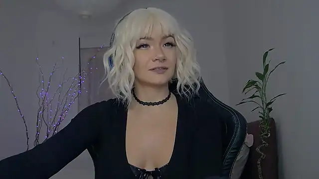 Snapshot of MiniMuse chatting on 12/03/25, 10:13 MiniMuse online show from 12/03/25, 10:13