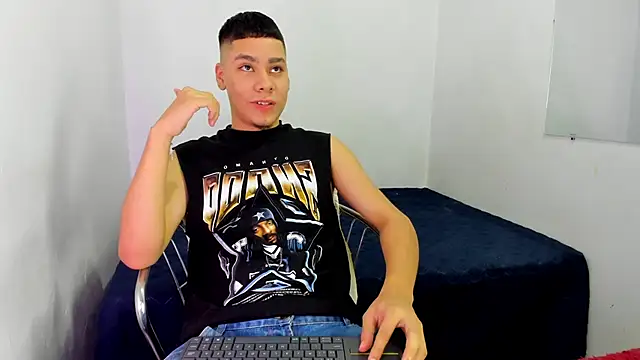 Snapshot of Lucastorrez01 chatting on 05/10/26, 03:44 Lucastorrez01 online show from 05/10/26, 03:44