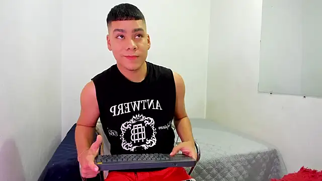 Snapshot of Lucastorrez01 chatting on 06/13/26, 10:40 Lucastorrez01 online show from 06/13/26, 10:40