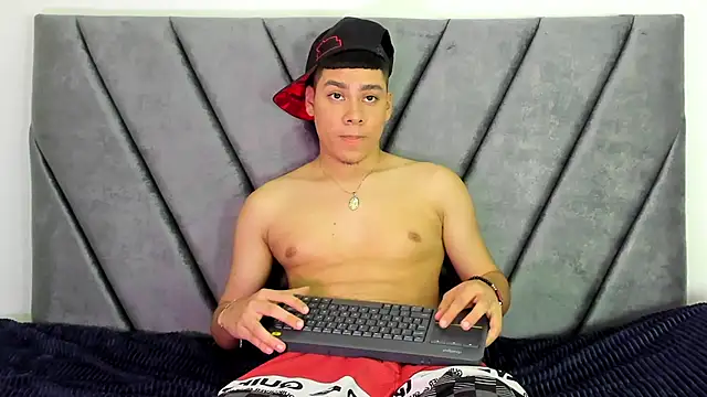 Snapshot of Lucastorrez01 chatting on 07/08/26, 11:53 Lucastorrez01 online show from 07/08/26, 11:53