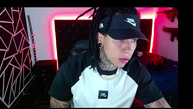 Snapshot of Zero-X9 chatting on 11/18/25, 09:30 Zero-X9 online show from 11/18/25, 09:30