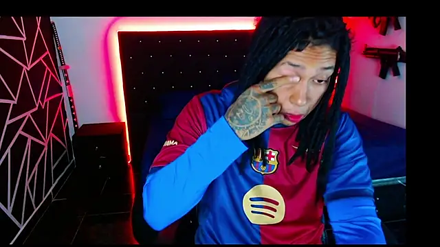 Snapshot of Zero-X9 chatting on 11/22/25, 01:04 Zero-X9 online show from 11/22/25, 01:04