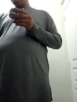 Snapshot of kire-18 chatting on 12/15/25, 11:53 kire-18 online show from 12/15/25, 11:53