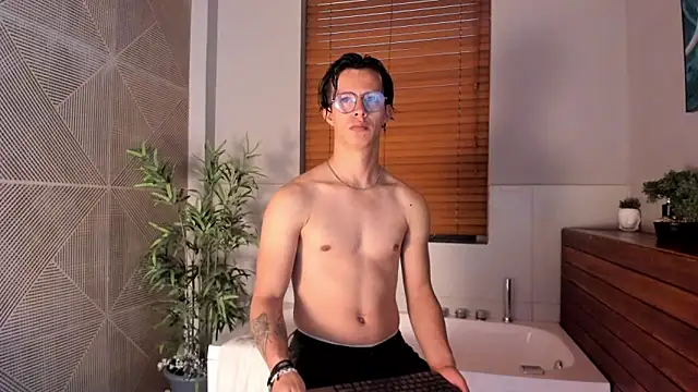 Snapshot of Brandon_starkk chatting on 12/20/25, 11:28 Brandon starkk online show from 12/20/25, 11:28