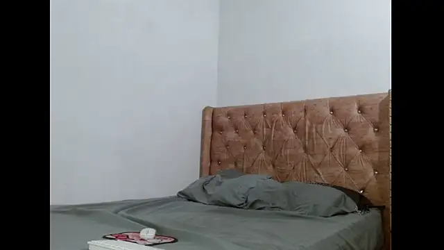 Snapshot of Alexx_and_Valentinoo chatting on 11/18/25, 09:41 Alexx and Valentinoo online show from 11/18/25, 09:41