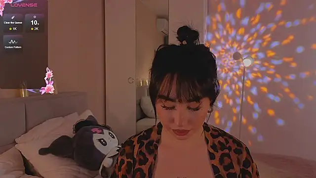 Lia May online show from 11/25/25, 02:11