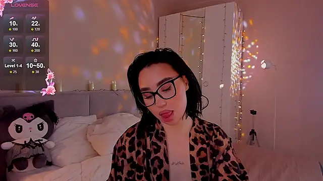 Lia May online show from 12/03/25, 06:21