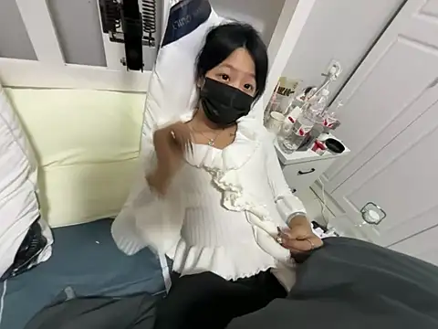 Snapshot of Rosy100 chatting on 12/14/25, 11:04 Rosy100 online show from 12/14/25, 11:04