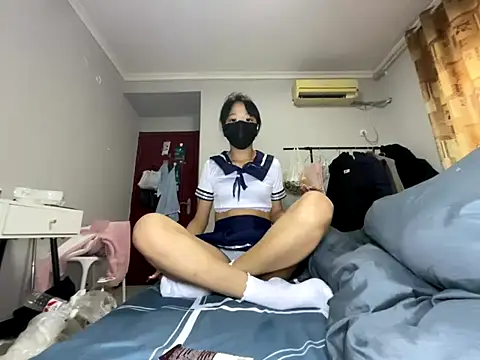 Snapshot of Rosy100 chatting on 12/15/25, 08:40 Rosy100 online show from 12/15/25, 08:40