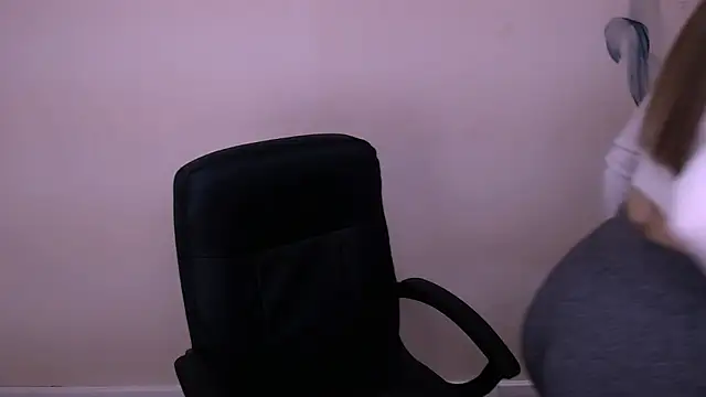 Snapshot of MillaTems_ chatting on 12/16/25, 07:46 MillaTems online show from 12/16/25, 07:46