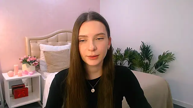 Snapshot of charming_berry chatting on 11/18/25, 10:09 charming berry online show from 11/18/25, 10:09