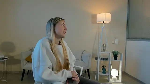 Snapshot of LaunaStrate chatting on 11/20/25, 05:40 LaunaStrate online show from 11/20/25, 05:40