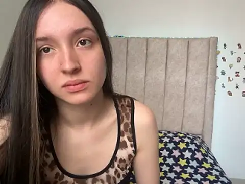 Snapshot of Glowsiren chatting on 11/19/25, 02:28 Glowsiren online show from 11/19/25, 02:28