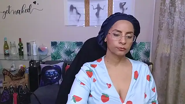 Snapshot of LaReineCleo chatting on 06/19/26, 10:52 LaReineCleo online show from 06/19/26, 10:52