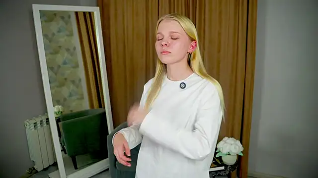 Snapshot of NakitaSwam chatting on 11/19/25, 11:54 NakitaSwam online show from 11/19/25, 11:54