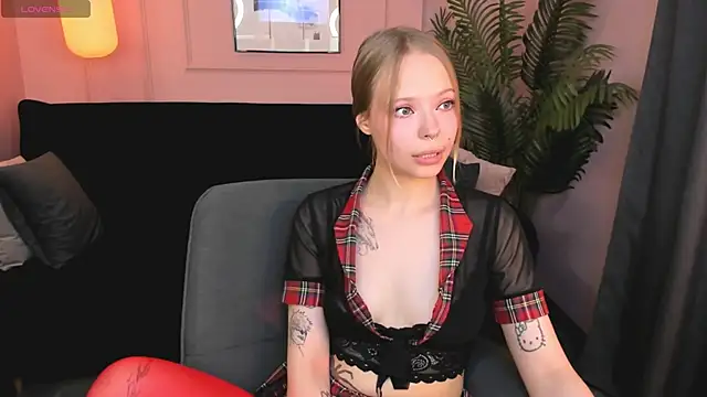 Snapshot of lucy_loy chatting on 05/17/26, 07:28 lucy loy online show from 05/17/26, 07:28