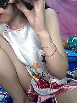 Snapshot of Binnky chatting on 11/19/25, 04:12 Binnky online show from 11/19/25, 04:12