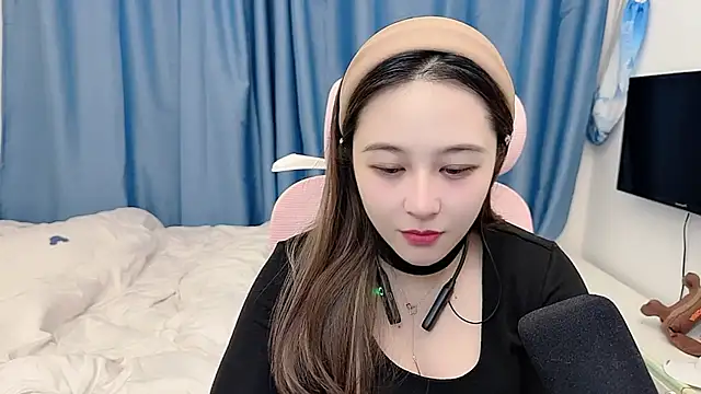 Snapshot of TTtia_ chatting on 12/14/25, 01:16 TTtia online show from 12/14/25, 01:16