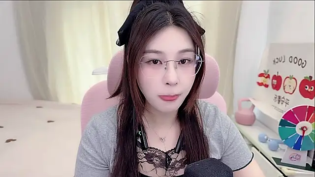 Snapshot of TTtia_ chatting on 04/28/26, 03:33 TTtia online show from 04/28/26, 03:33