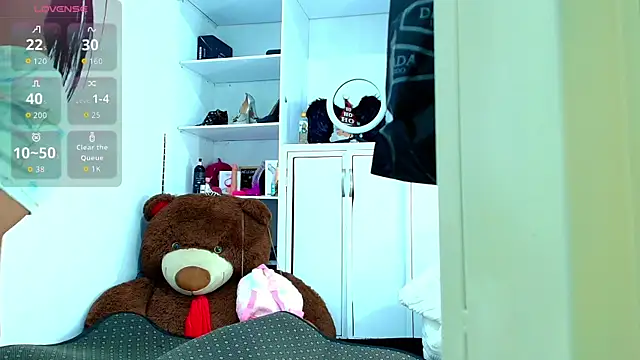 Snapshot of mia_fernand chatting on 11/18/25, 10:36 mia fernand online show from 11/18/25, 10:36