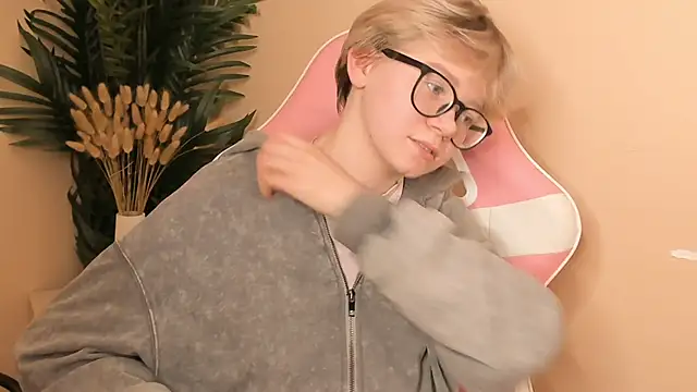 Snapshot of RinaPollet chatting on 11/19/25, 03:23 RinaPollet online show from 11/19/25, 03:23