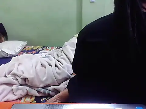 TwinRose2000 online show from 12/15/25, 01:37