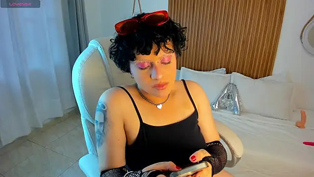 Snapshot of Alaska_deluxe chatting on 12/20/25, 10:17 Alaska deluxe online show from 12/20/25, 10:17