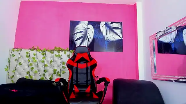 Snapshot of MiaAndTeylor chatting on 11/20/25, 07:24 MiaAndTeylor online show from 11/20/25, 07:24