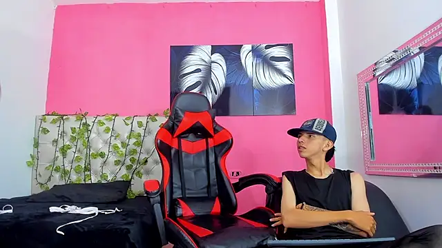 MiaAndTeylor online show from 11/21/25, 07:34