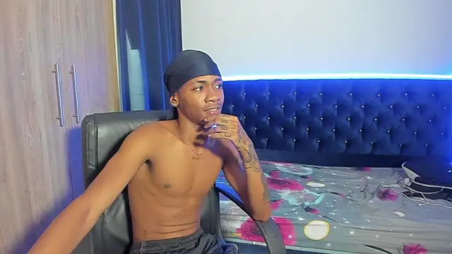 Snapshot of iteban_boy chatting on 11/19/25, 01:44 iteban boy online show from 11/19/25, 01:44