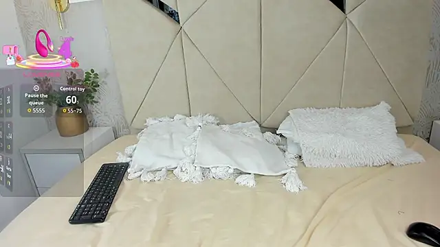 NathalieRoss1 online show from 12/18/25, 10:05