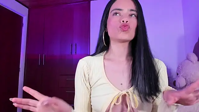 Snapshot of BelleVaal chatting on 11/25/25, 03:39 BelleVaal online show from 11/25/25, 03:39