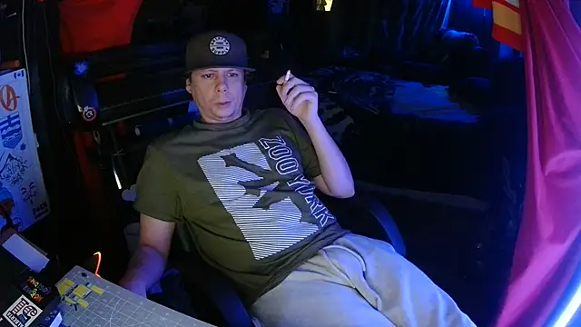 Snapshot of Bowerboi chatting on 11/25/25, 01:38 Bowerboi online show from 11/25/25, 01:38