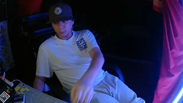 Snapshot of Bowerboi chatting on 11/26/25, 09:21 Bowerboi online show from 11/26/25, 09:21