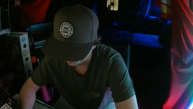 Snapshot of Bowerboi chatting on 11/28/25, 01:08 Bowerboi online show from 11/28/25, 01:08