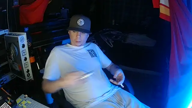 Snapshot of Bowerboi chatting on 11/30/25, 03:10 Bowerboi online show from 11/30/25, 03:10