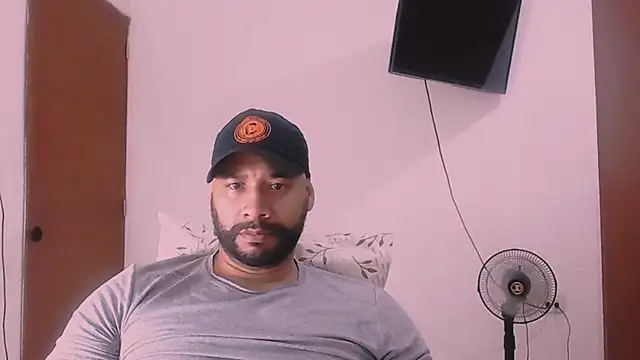 Snapshot of musclehetero chatting on 01/16/26, 07:56 musclehetero online show from 01/16/26, 07:56